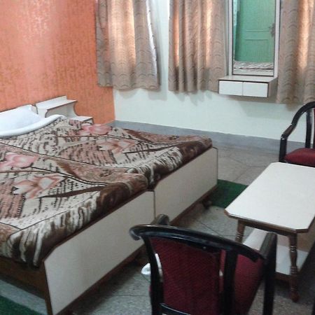 Radiant Ymca Tourist Hostel Varanasi Room photo